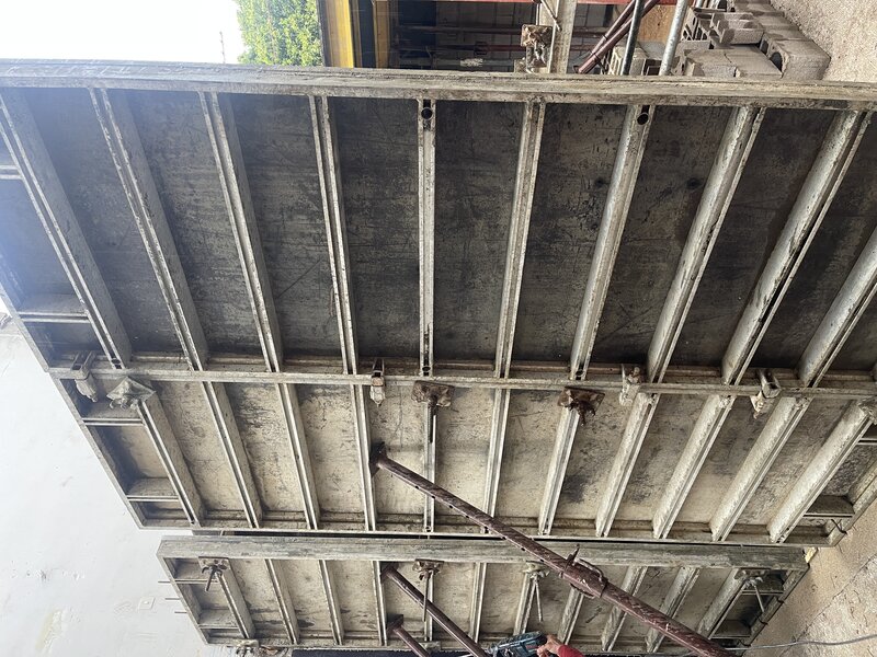 Caut 2 muncitori in constructii pentru Corsica Franta